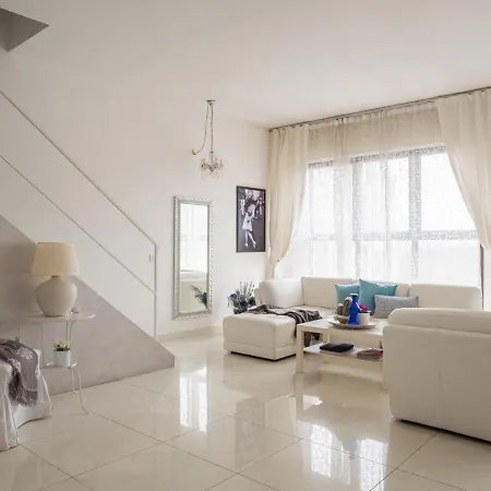 The Rent - Spacious With Balcony In Viale Monza *